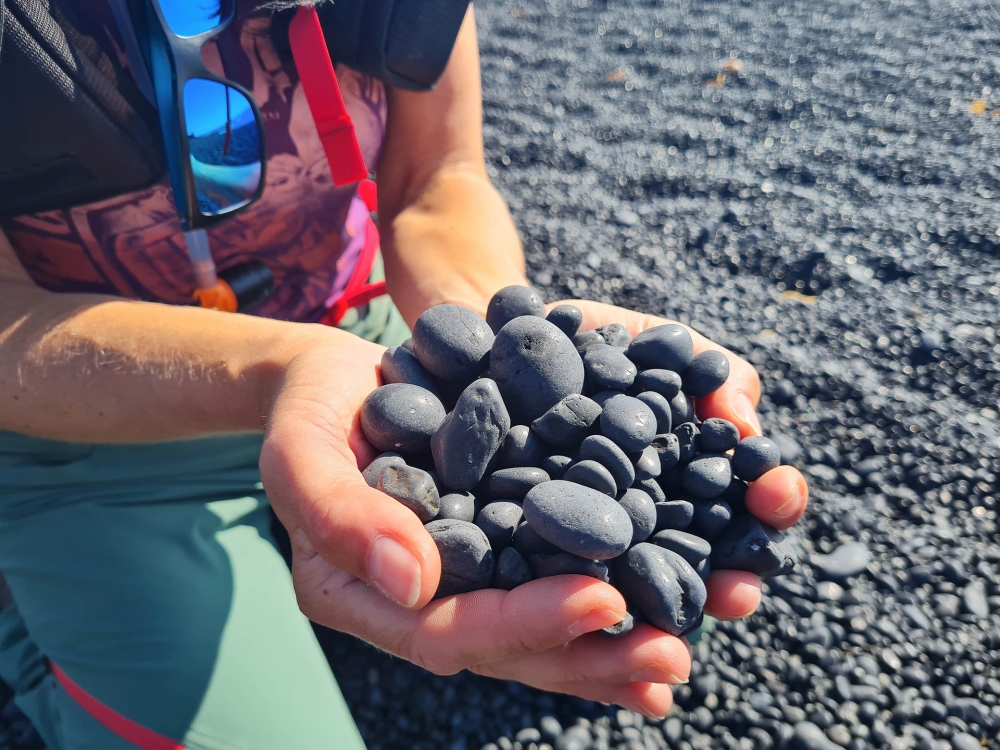 Schwarze Kieselsteine am Djúpalónssandur in der Bucht von Dritvík - Westküste von Snæfellsnes (Island)