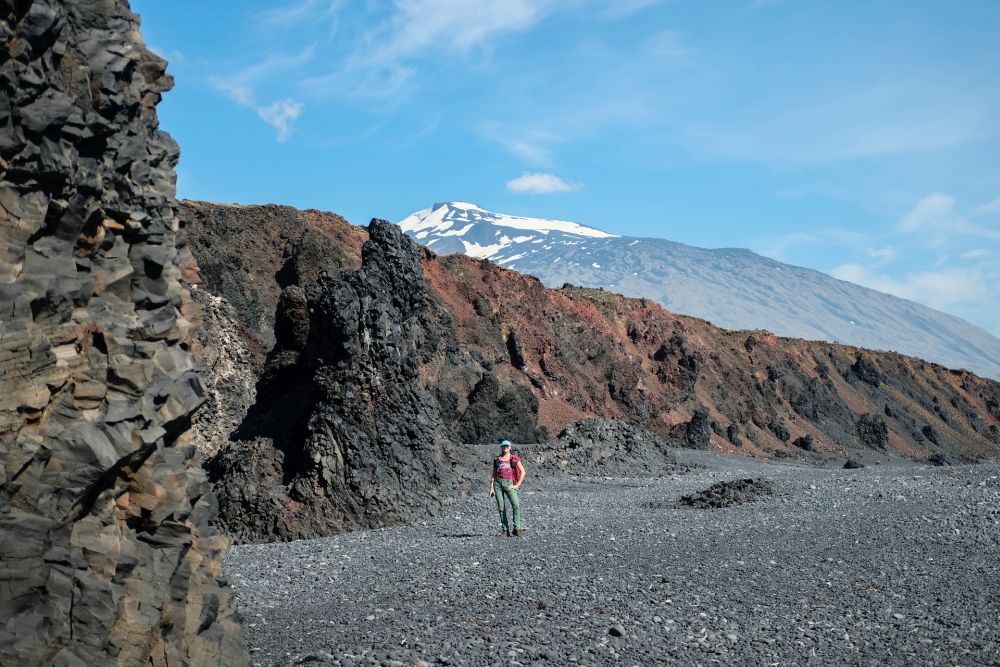 Blick vom Labyrinth über den Djúpalónssandur zum Snæfellsjökull- Westküste von Snæfellsnes (Island)