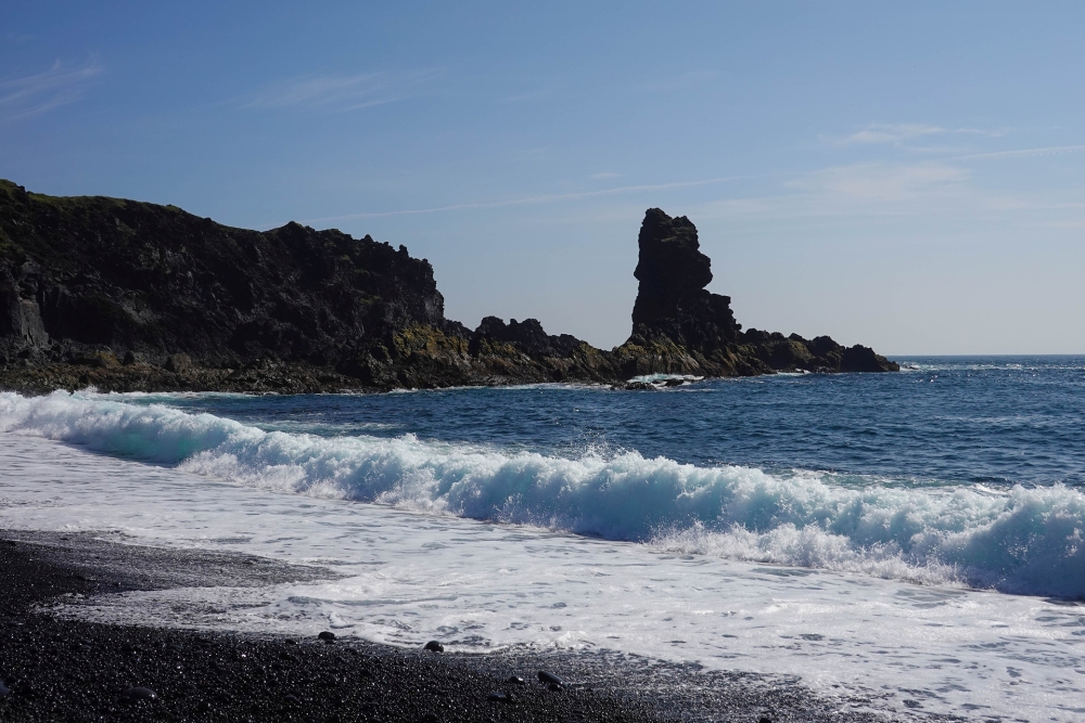 Tröllakirkja am Djúpalónssandur in der Bucht von Dritvík - Westküste von Snæfellsnes (Island)