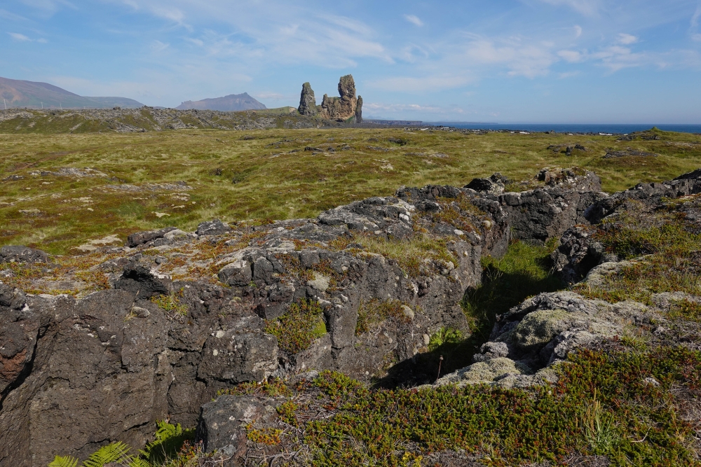 Tiefe Spalten im Drangahraun - auf dem Weg von Malarrif zu den Lóndrangar - Südküste von Snæfellsnes (Island)