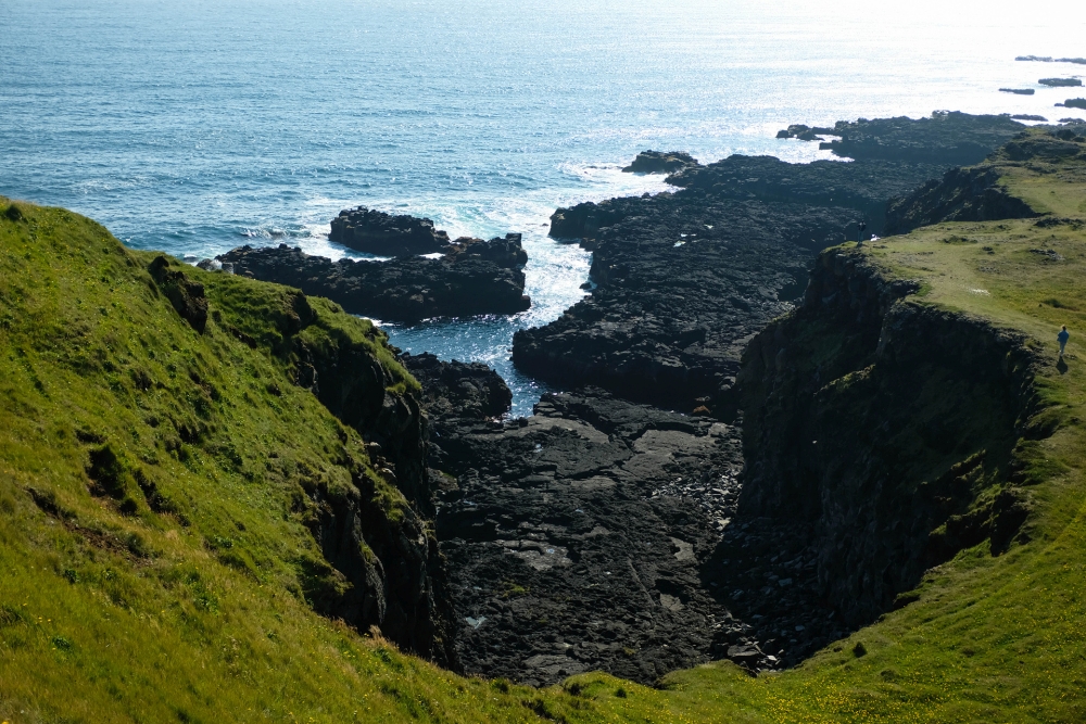 Stark erodierter Fels - auf unserer Wanderung entlang der Steilküste bei den Lóndrangar - Südküste von Snæfellsnes (Island)