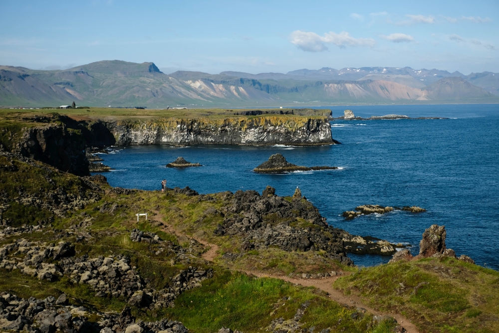 Blick auf die Steilküste von Arnarstapi - auf unserer Wanderung von Hellnar nach Arnarstapi - Südküste von Snæfellsnes (Island)