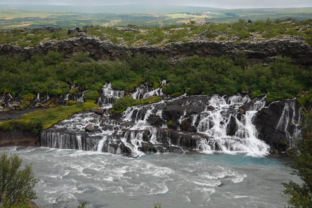 Die Hraunfossar fließen aus dem Hallmundarhraun in die Hvítá (Westisland)