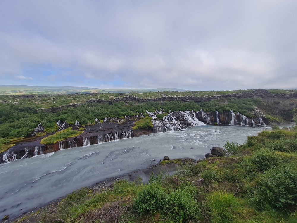 Duzende Kaskaden machen die Hraunfossar aus (Westisland)