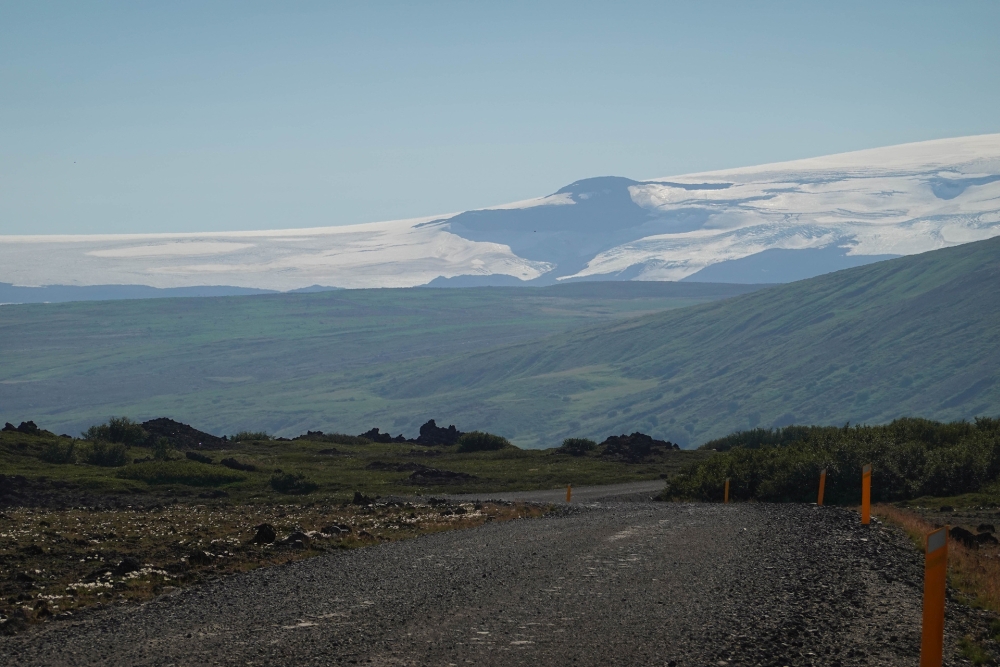 Auf der Kaldidalur den Geitlandsjökull (eine Gletscherzunge des Langjökulls) entgegen (westliches Hochland von Island)