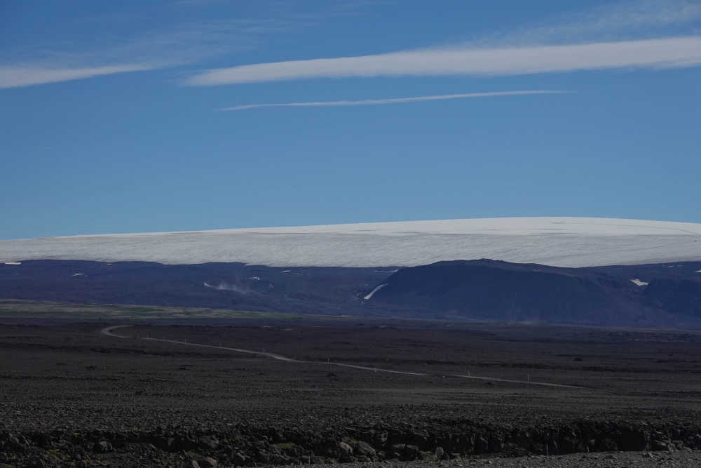 Blick von der Kaldidalur auf den dicken Eispanzer des Geitlandsjökulls (westliches Hochland von Island)