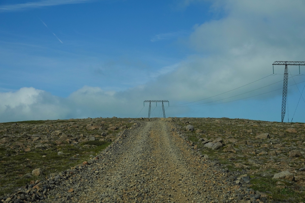 Bloß nicht vergessen, den Untersetzer einzulegen! - hier immer noch auf der "entspannten" 52 (westliches Hochland von Island)