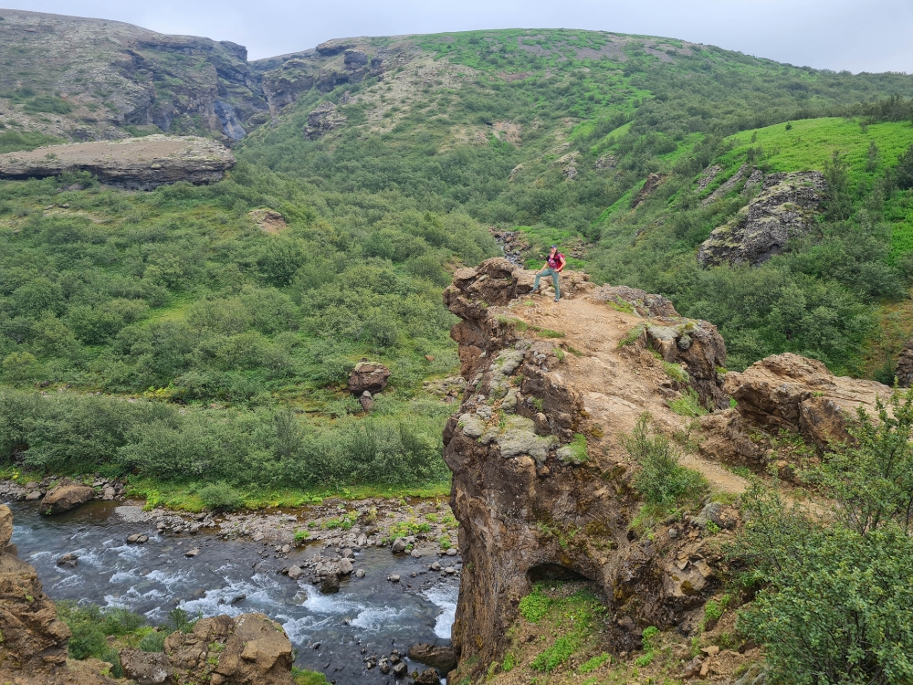 Blick auf den Aussichtsfelsen über der Botsná - auf unserer Wanderung zum Glymur (Westisland)