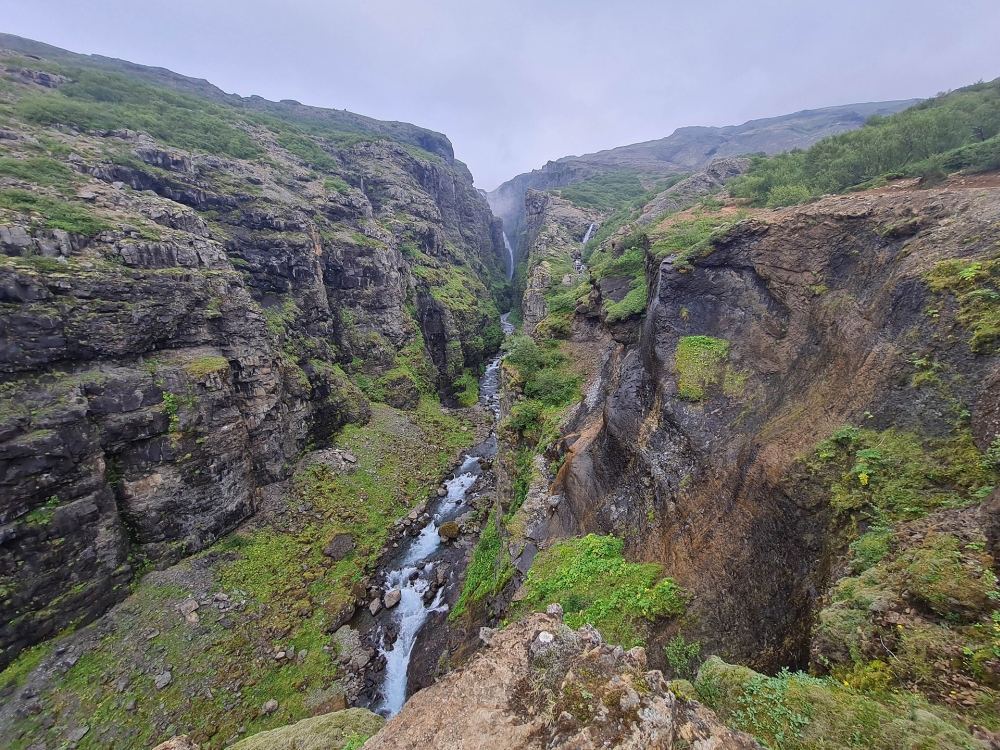 Durch diese Schlucht sucht sich die Botsná ihren Weg - auf unserer Wanderung zum Glymur (Westisland)