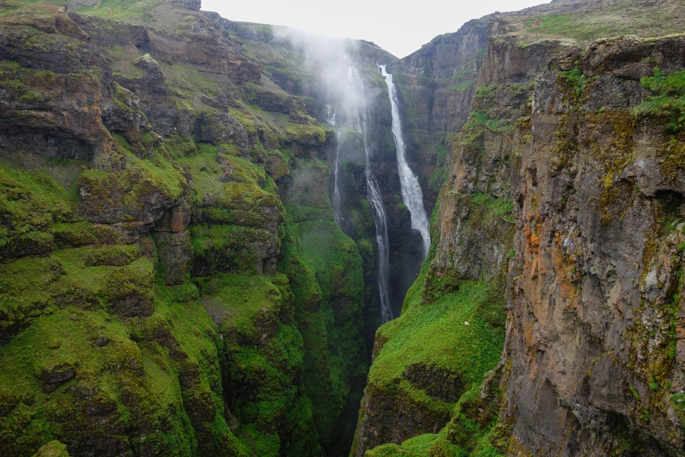 Blick von der letzten Aussichtskanzel auf die volle Länge des 196 m hohen Wasserfalls - auf unserer Wanderung zum Glymur (Westisland)