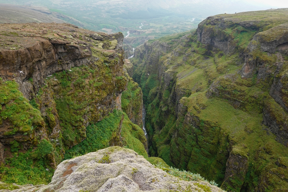 Blick von oben in die Schlucht und auf die Botsná - auf unserer Wanderung zum Glymur (Westisland)