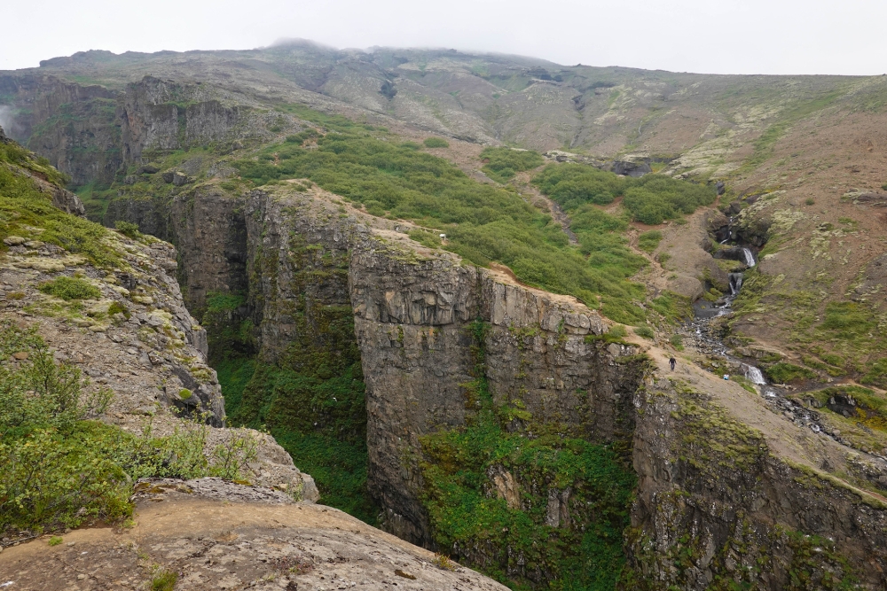 Blick vom westlichen Abstiegsweg auf den östlichen Aufstiegsweg - auf unserer Rundwanderung zum Glymur (Westisland)