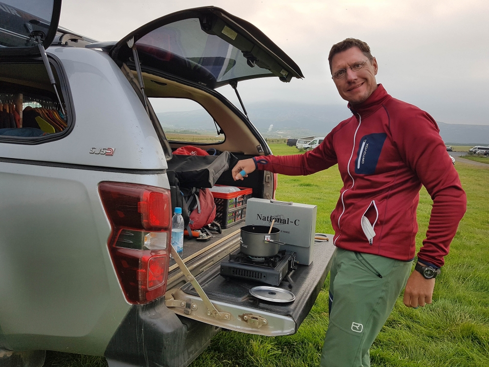 Flo kocht uns etwas zum Warmwerden - auf dem Skjól Camping in der Nähe des Geysirs (Island)
