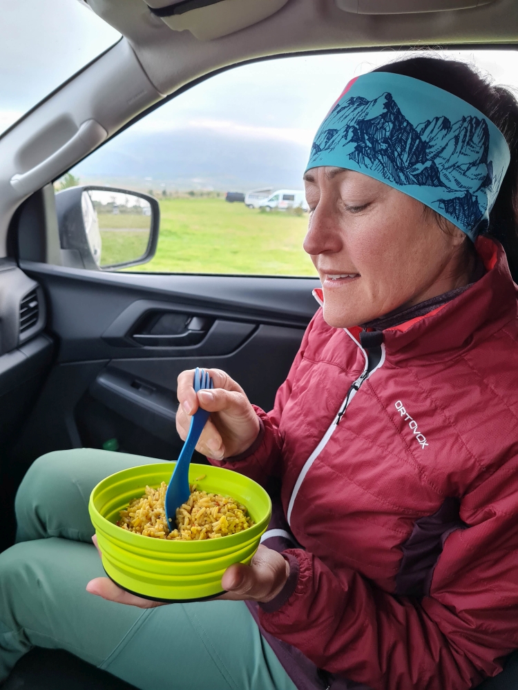 Im Auto ist es zumindest windstill! - Abendessen auf dem Skjól Camping in der Nähe des Geysirs (Island)