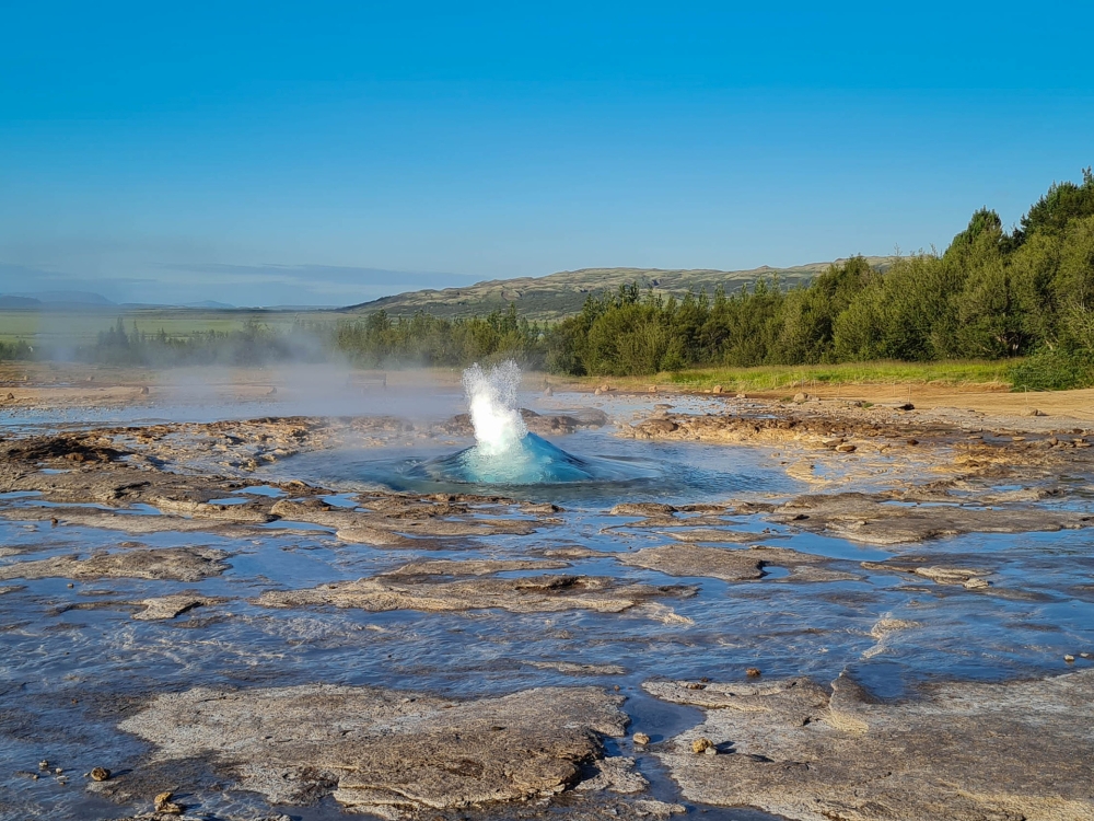 Wunderschöne türkisfarbene Blase - der Strokkur im Geothermalfeld Haukadalur - Golden Circle (Island)