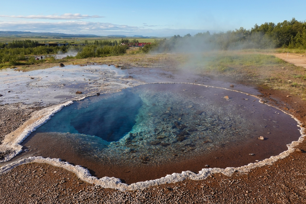 Blesi - 80-100 °C heißes klares Becken im Geothermalfeld Haukadalur - Golden Circle (Island)