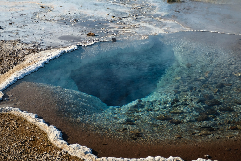 Blesi - Sinter im heißeren Becken der Heißwasserquelle - im Geothermalfeld Haukadalur - Golden Circle (Island)