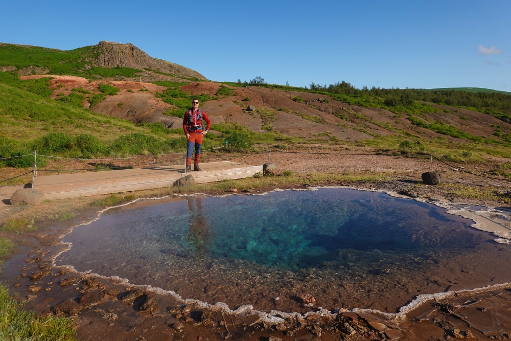 Flo an der Konungshver mit dem Aussichtshügel dahinter - im Geothermalfeld Haukadalur - Golden Circle (Island)