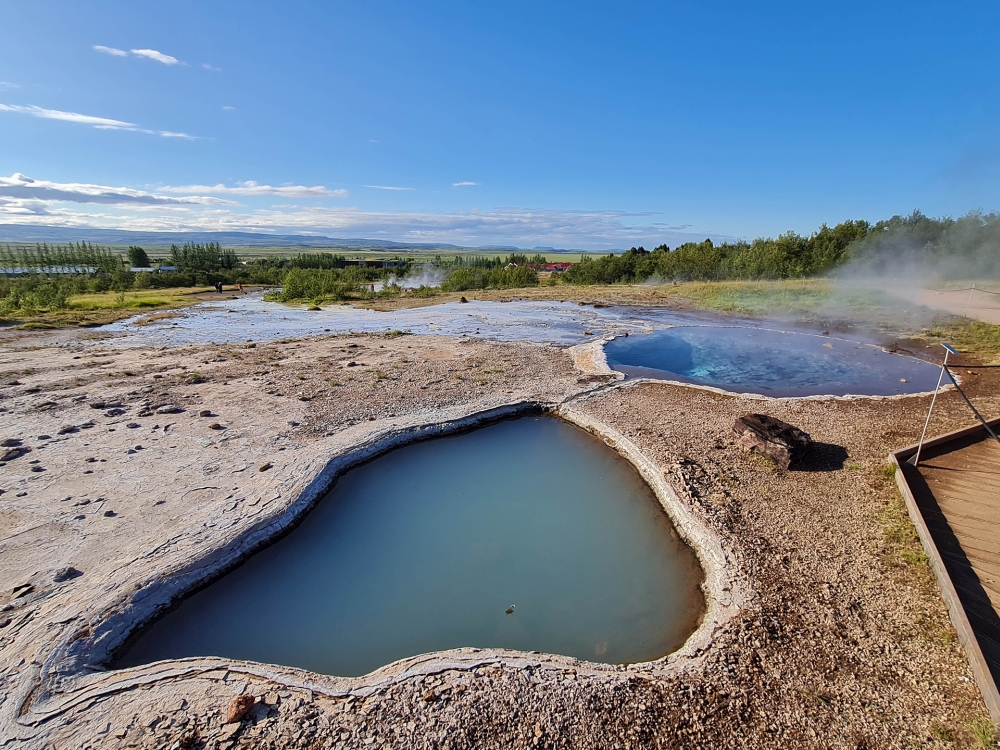 Blesi - links das kühlere, rechts das heißere Becken der Heißwasserquelle - im Geothermalfeld Haukadalur - Golden Circle (Island)