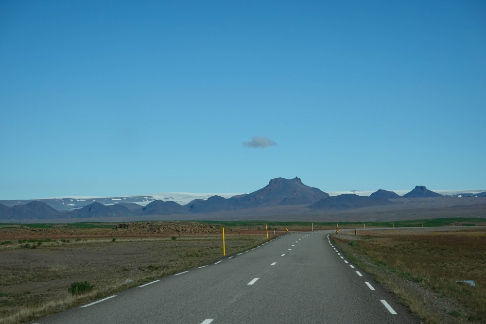 Blick zu Beginn des Kjalvegurs auf die Bergkette Jarlhettar vor dem Langjökull (Westliches Hochland von Island)