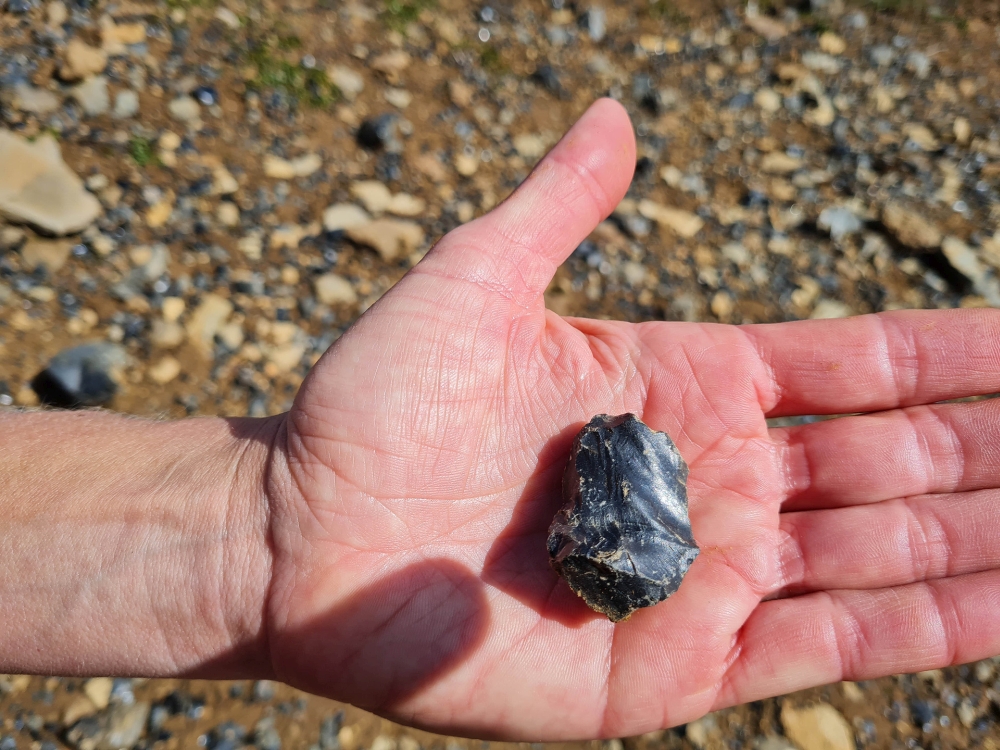 Obsidian - vulkanisches Gesteinsglas - auf unserer Wanderung oberhalb des Hveradalir - Kerlingarfjöll (Westliches Hochland von Island)