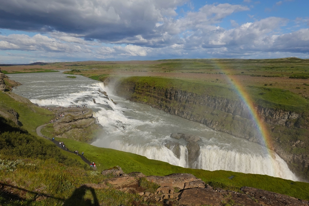 Der "Goldene Wasserfall" von einem Regenbogen gekrönt - der Gullfoss - Golden Circle (Island)