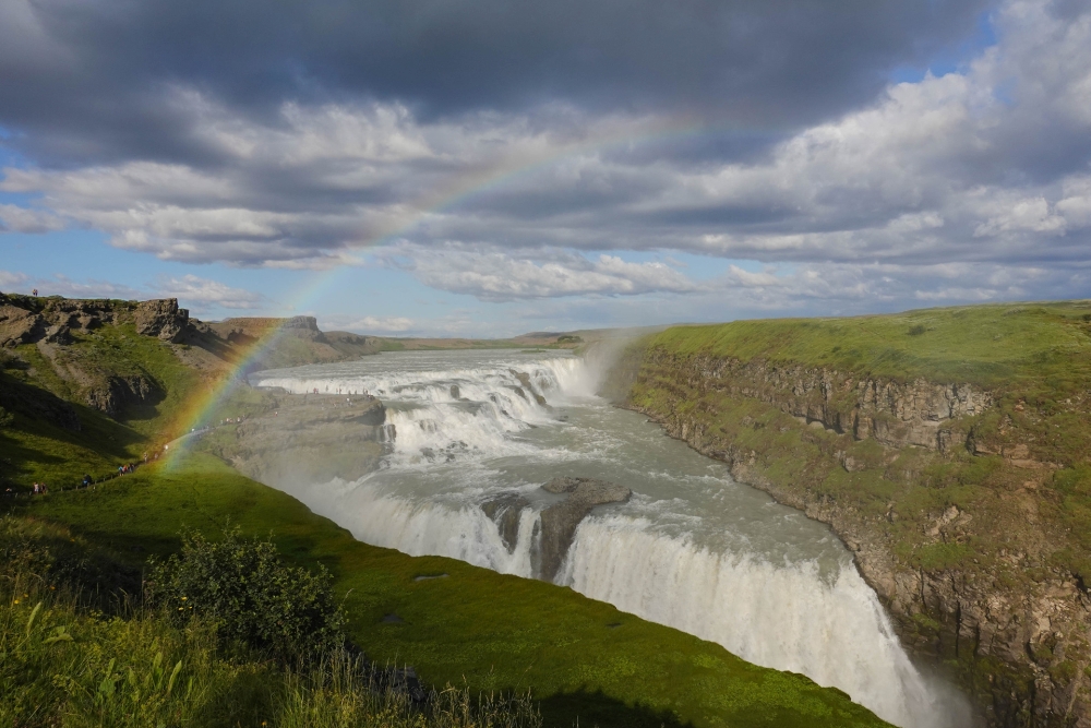 Der "Goldene Wasserfall" von einem Regenbogen gekrönt - der Gullfoss - Golden Circle (Island)
