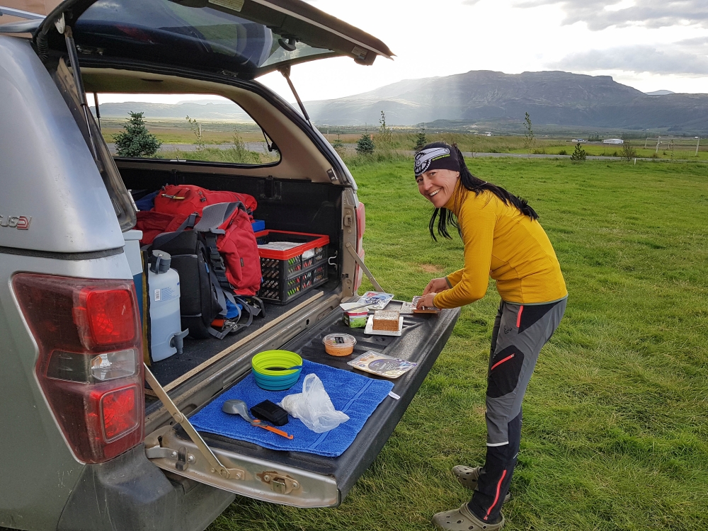 Unterdessen schmiere ich die Brote für morgen - am Skjól Camping - Golden Circle (Island)