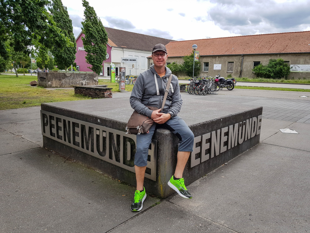 Flo vor dem Museum in Peenemünde / Insel Usedom