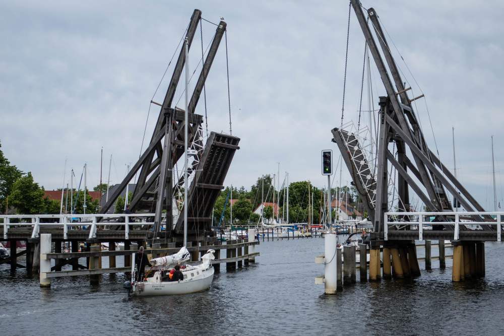 urige Klappbrücke in Wieck über den Ryck