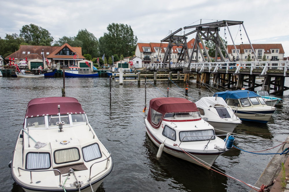 Hafen in Wieck mit Klappbrücke