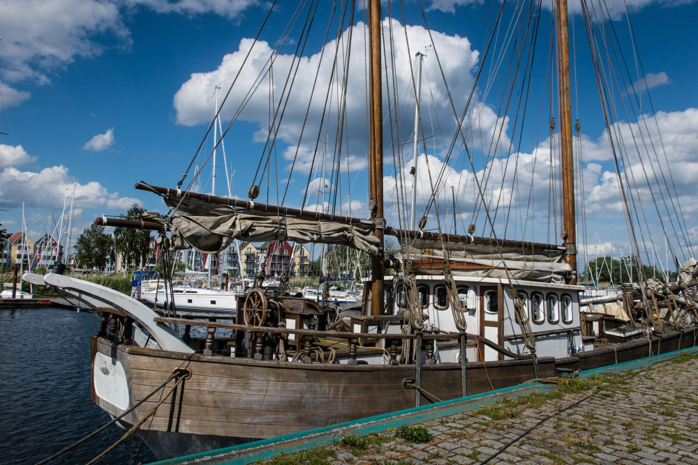 altes Segelschiff im Hafen von Greifswald