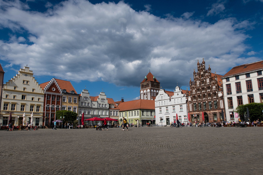 Ensemble bunter Giebelhäuser am Marktplatz von Greifswald