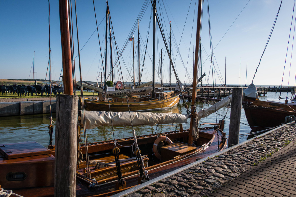 Zeesenboote im Dierhagener Hafen auf Fischland