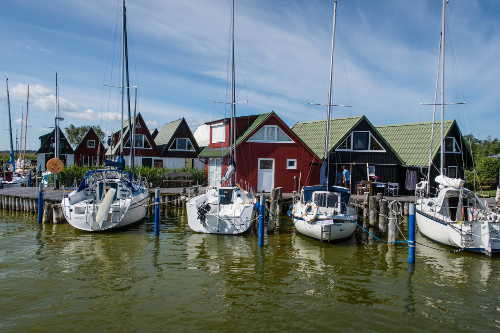 Bootshäuser im Hafen von Ahrenshoop / Fischland