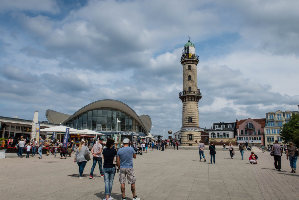Warnemündes Leuchtturm und der Teepott