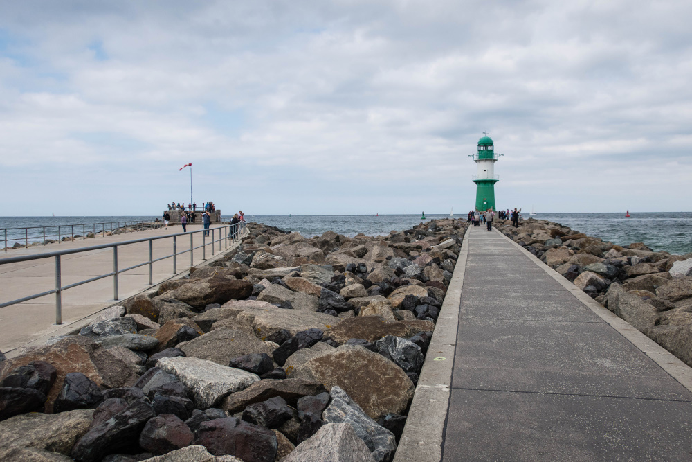 auf der Westmole zum Leuchtturm in Warnemünde