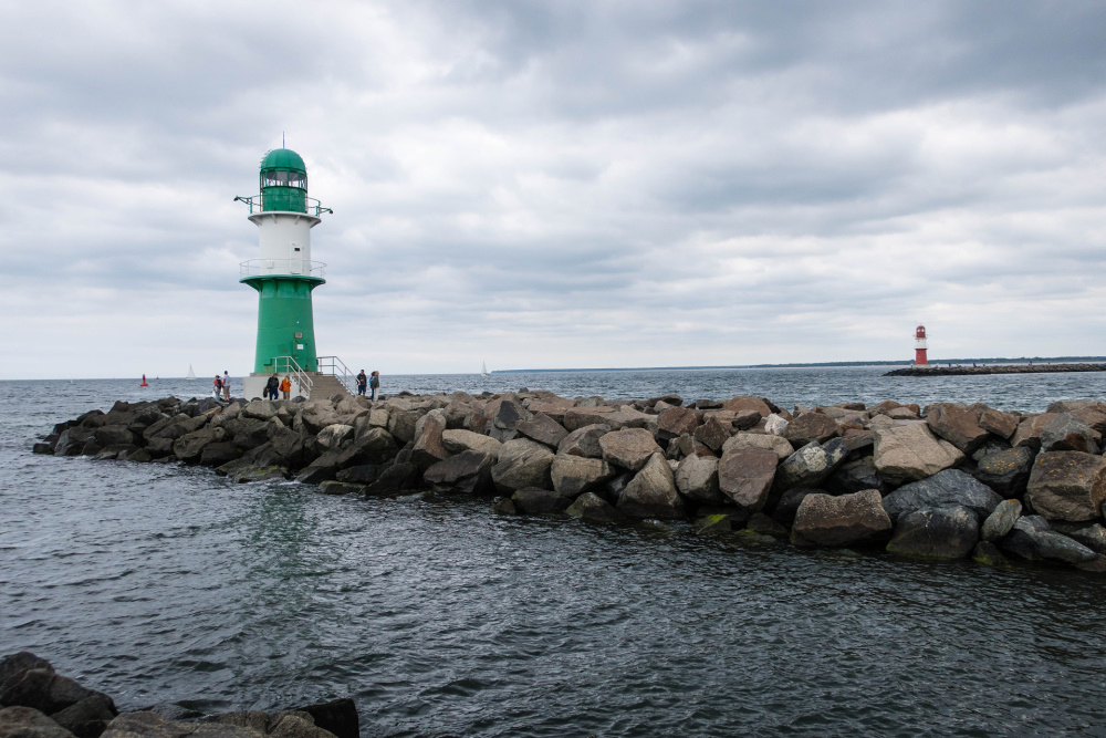 Besucher am Leuchtturm auf der Westmole / Warnemünde