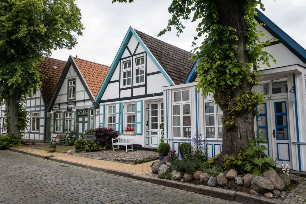Kapitänshäuser entlang der Alexandrinenstraße in Warnemünde