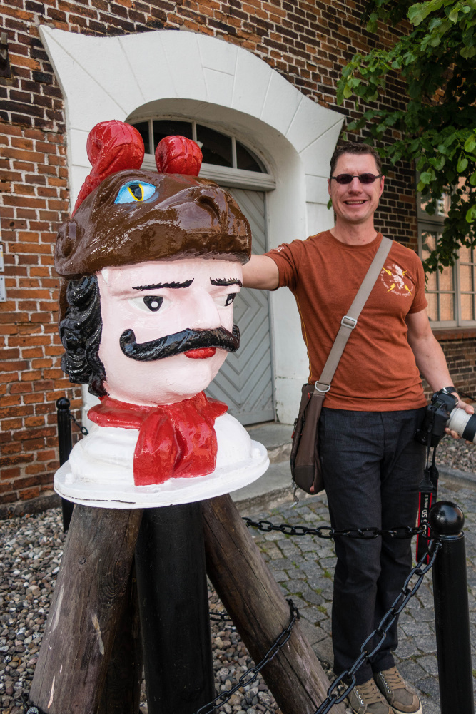 Schwedenköpfe am Baumhaus in Wismar