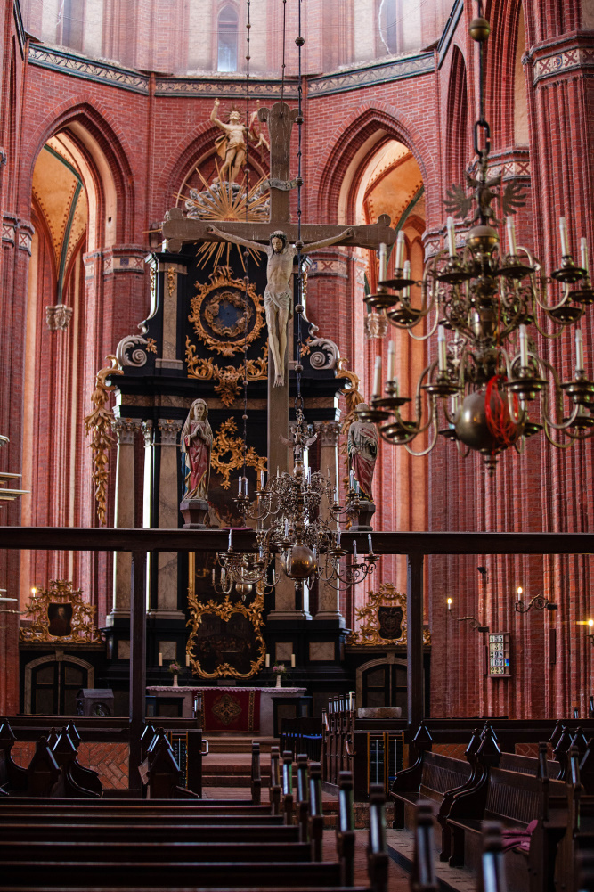 Triumpfkreuz und barocker Hauptaltar der Nikolaikirche in Wismar