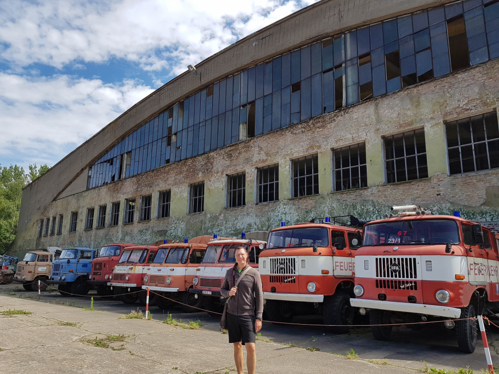 Flo vor einem der Hangars im Technikmuseum Pütnitz