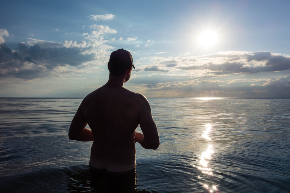 nackt dem Sonnenuntergang entgegen am Darßer Weststrand