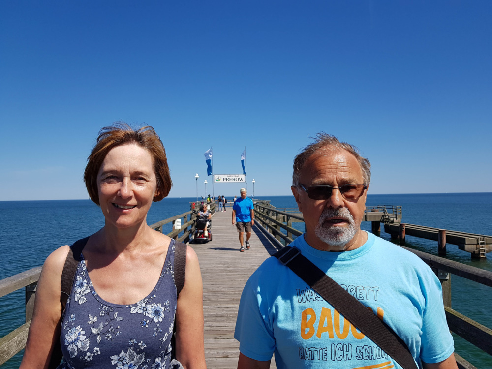 meine Eltern auf der Seebrücke in Prerow / Darß
