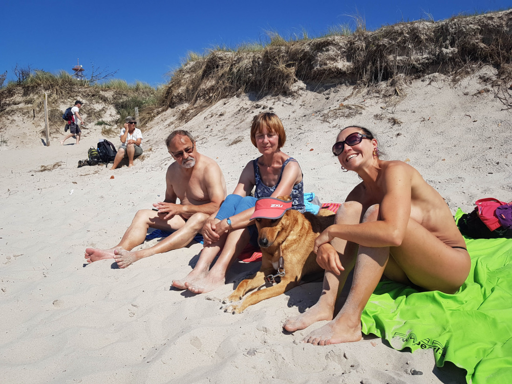 Famile D. gemeinsam am Strand des Darßer Orts
